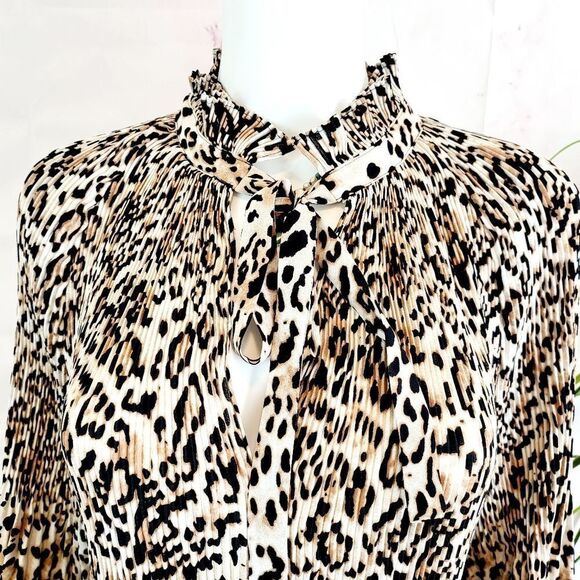 Chico's leopard print v neck blouse - Picture 5 of 9
